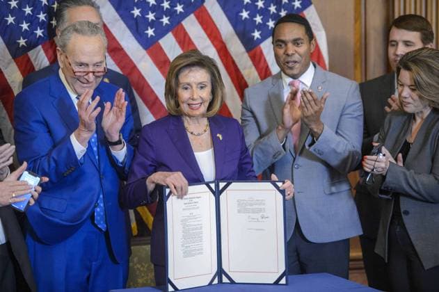 Bilder des Jahres 2022, News 12 Dezember Speaker of the House Nancy Pelosi, D-CA, holds the signed Respect for Marriage Act, which requires the U.S. federal government to recognizing the validity of same-sex and interracial marriages in the United States, during a ceremony in the Rayburn Room of the U.S. Capitol in Washington, DC on Thursday, December 8, 2022.  WAP20221208323 BONNIExCASH