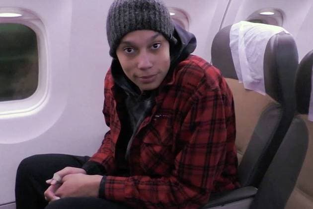 Bilder des Jahres 2022, News 12 Dezember News Themen der Woche KW49 News Bilder des Tages UNITED ARAB EMIRATES, ABU DHABI - DECEMBER 8, 2022: US basketball player Brittney Griner is seen on a plane ahead of departing for the United States. Griner, sentenced to 9 years in a Russian penal colony for drug smuggling, was freed in a prisoner exchange for Russian citizen Viktor Bout, sentenced to 25 years in a US prison for conspiring to kill US citizens and officials. Video grab. Best quality available. FSB TASS  56325447