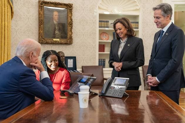 Bilder des Jahres 2022, News 12 Dezember USA, Joe Biden gibt Freilassung von Brittney Griner im Rahmen von Gefangenenaustausch bekannt December 8, 2022, Washington, District Of Columbia, USA: President JOE BIDEN, left, and CHERELLE GRINER, partner of WNBA star Brittney Griner speak on the phone after it was announced that she was release from prison in Russia, at the Oval Office of the . Washington USA - ZUMA 20221208_new_z03_043 Copyright: xWhitexHousex