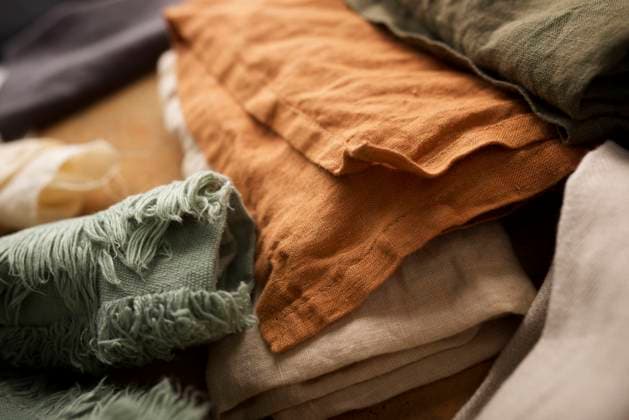 IMAGO Creative: Frühjahrsputz Close-up view of folded kitchen rags. Spain, Aragon, Zaragoza CR_PESA221208-1077556-01