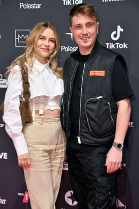 Dagi Bee mit Ehemann Eugen Kazakov bei der 23. Verleihung der 1Live Krone 2022 in der Jahrhunderthalle. Bochum, 08.12.2022 *** Dagi Bee with husband Eugen Kazakov at the 23 award ceremony of the 1Live Krone 2022 in the Jahrhunderthalle Bochum, 08 12 2022 Foto:xN.xKubelkax xFuturexImage