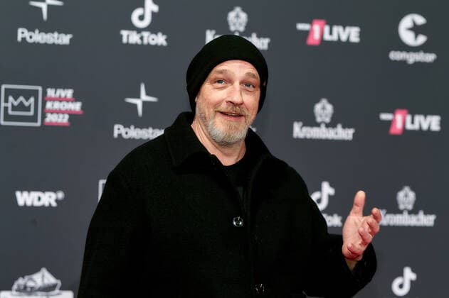 1LIVE Krone Verleihung in Bochum Torsten Sträter auf dem roten Teppich bei der Verleihung der 1LIVE Krone in der Jahrhunderthalle in Bochum. *** 1LIVE Krone award ceremony in Bochum Torsten Sträter on the red carpet at the 1LIVE Krone award ceremony at the Jahrhunderthalle in Bochum Copyright: xEventpressxGolejewskix