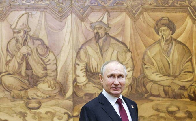 Bilder des Jahres 2022, News 12 Dezember News Bilder des Tages Kirgisistan, EAEU Konferenz in Bischkek - Wladimir Putin trifft Nikol Paschinjan KYRGYZSTAN, BISHKEK - DECEMBER 9, 2022: Russia s President Vladimir Putin looks on before a bilateral meeting with Armenia s Prime Minister Nikol Pashinyan after an extended session of the Supreme Eurasian Economic Council at the Congress Hall. Sergei Bobylev TASS  56336110