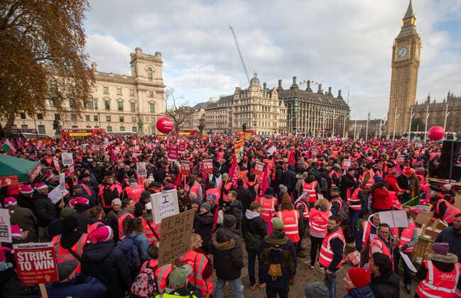 Bilder des Jahres 2022, News 12 Dezember News Bilder des Tages Großbritannien, Streik bei Royal Mail December 9, 2022, London, England, United Kingdom: Thousands of striking Royal Mail workers stage a rally in Parliament Square. London United Kingdom - ZUMAs262 20221209_zip_s262_055 Copyright: xTayfunxSalcix