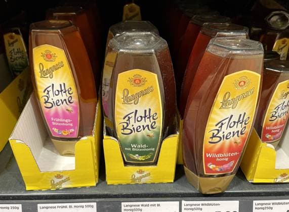 Bayern, Deutschland 09. Dezember 2022: Hier ein Symbolbild für Honig, Flotte Biene, Langnese die in einem Supermarkt zum Verkauf angeboten werden *** Bavaria, Germany 09 December 2022 Here is a symbol image for honey, Flotte Biene, Langnese which are offered for sale in a supermarket.
