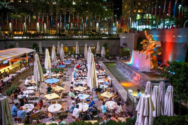 IMAGO Creative, Jahreszeit Sommer, Sommer in der Stadt The rink at the Rockefeller Center and the summer garden Bar and restaurant and The statue of the Titan God, Prometheus sits above the sunken plaza at the Rockefeller Center located in Midtown Manhattan, NYC New York New York USA Copyright: xSergixReboredox SRE-096-EQ8287