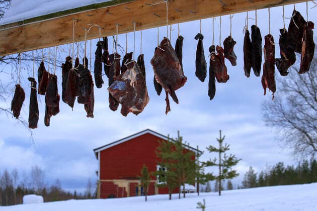 Reindeer meat drying in a farm in Salla, Lapland Finland. Warmer temperatures mean the Sami are unable to find food for their reindeer. In the last month of January, temperatures were up to 10 degrees above what is normal in the north of the country. To find enough food, you have to explore new places - often unknown - to drive the herd from summer pastures to winter patches. In their wake they encounter new challenges: roads, wind farms and other hydroelectric projects. The Sami domesticate reindeer in the north for their meat, skin and antlers, but there are also some that live in the wild. The disappearance of the reindeer endangers their modus vivendi. The Sami have been herding reindeer in Lapland for hundreds of years, but the tra Copyright: xSergixReboredox SRE-DI2457