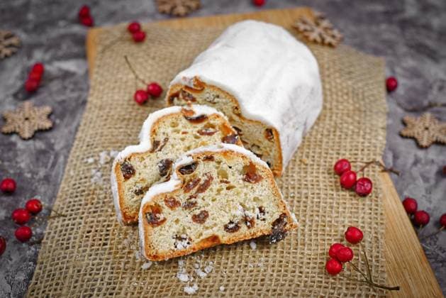  Stollen oder Christstollen, ein Früchtebrot mit Nüssen, Gewürzen und getrockneten oder kandierten Früchten, bestreut mit Puderzucker *** Stollen Or christmas stollen, a Fruit bread with nuts, Spices and dried Or candied fruits, sprinkled with Icing sugar Copyright: imageBROKER/Firn ibxmob08872090.jpg
