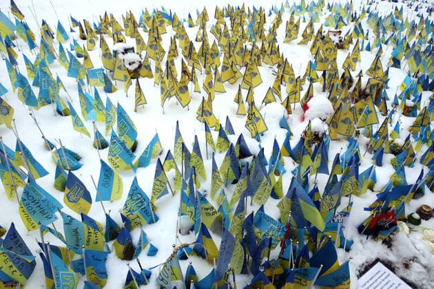 Bilder des Jahres 2022, News 12 Dezember News Bilder des Tages KYIV, UKRAINE - DECEMBER 9, 2022 - The miniature flags of Ukraine bearing the noms de guerre and dates of death of the Ukrainian military personnel who defended Mariupol from Russian occupiers are seen on the snow-covered lawn in Maidan Nezalezhnosti, Kyiv, capital of Ukraine. Ukrainian flags in Maidan Nezalezhnosti  Copyright: xVolodymyrxTarasovx