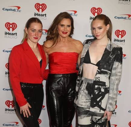 December 9, 2022, New York City, New York, USA: Actress BROOKE SHIELDS with her daughters (L) ROWAN FRANCIS HENCHY and (R) GRIER HAMMOND HENCHY seen during the red carpet arrivals at 2022 iHeartRadio Jingle Ball held at Madison Square Garden. New York City USA - ZUMAk03_ 20221209_zaf_k03_091 Copyright: xNancyxKaszermanx