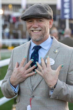 Bilder des Jahres 2022, Entertainment 12 Dezember Entertainment Themen der Woche KW49 Entertainment Bilder des Tages . 09 12 2022. Cheltenham, United Kingdom. Mike Tindall shows his painted nails that his daughter Mia did for him , as he attends the International Race Meeting at Cheltenham Race Course, United Kingdom.  xi-Imagesx IIM-24001-0018