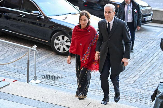 Oslo 20221210 Marit Slagsvold and Prime Minister Jonas Gahr Støre Ap arrive at the awarding of the Nobel Peace Prize for 2022 in Oslo townhouse Saturday Oslo Norway xx,  Copyright: xAnnikaxByrdex O3aQiggkxAs