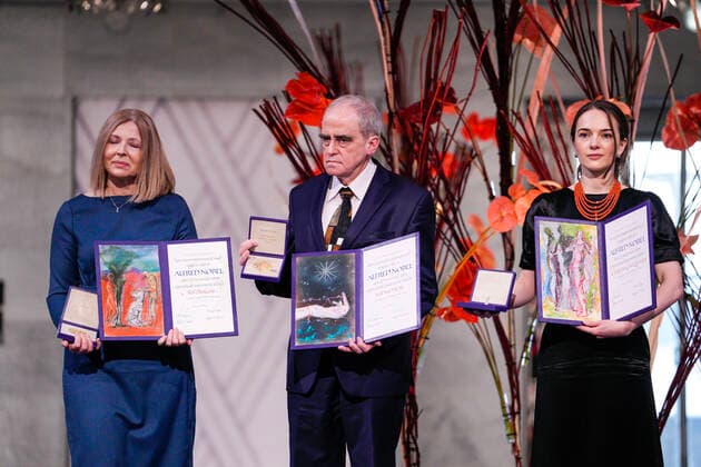 News Bilder des Tages Oslo, Friedensnobelpreis Vergabe Oslo 20221210. Oleksandra Matviytsyuk, representing the Ukrainian organization Center for Civil Liberties (CCL), Jan Ratchynskij, representing the Russian organization Memorial and Natallia Pintsyuk, representing her husband the activist Ales Byalyatski from Belarus, receive the Nobel Peace Prize for 2022 in Oslo City Hall on Saturday. Byalyatski, Memorial and CCL receive the award for their work for human rights in Belarus, Russia and Ukraine. POOL. Oslo Norway xx *** Oslo 20221210 Oleksandra Matviytsyuk, representing the Ukrainian organization Center for Civil Liberties CCL , Jan Ratchynskij, representing the Russian organization Memorial and Natallia Pintsyuk, representing her husband the activist Ales Byalyatski from Belarus, receive  Copyright: xJavadxParsax yKEJdP6zxnQ
