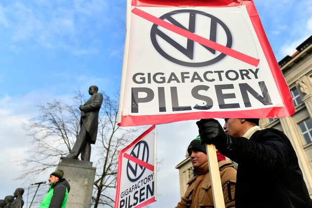 Bilder des Jahres 2022, News 12 Dezember News Bilder des Tages Czech Aviation Association organised the second protest against planned construction of Volkswagen (VW) EV battery factory at the reserve army airport Line at namesti T. G. Masaryka in Plzen, Czech Republic, today, on Saturday, December 10, 2022. (CTKxPhoto MiroslavxChaloupka) CTKPhotoP2022121004171  P2022121004171