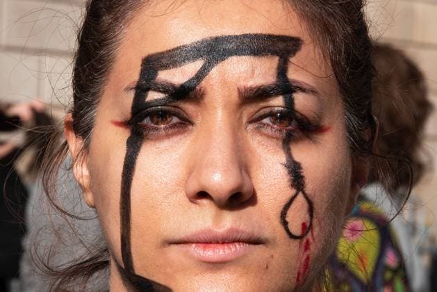 News Themen der Woche KW49 News Bilder des Tages December 10, 2022, Barcelona, Catalonia, Spain: Iranian woman paints a gallows on her face to mark the murder of Mohsen Shekari during the demonstration. Nearly 200 people marched down Barcelona s Las Ramblas to the front of the city hall to demonstrate against the brutality of the Islamic regime that has already killed and detained dozens of people for demanding their rights. Barcelona Spain - ZUMAs197 20221210_zaa_s197_126 Copyright: xXimenaxBorrazasx