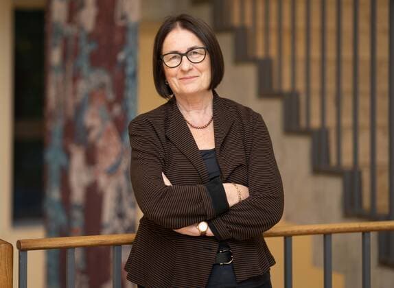 Irina Scherbakowa HONORARFREI für Produkte von Saechsische.de und Saechsischer Zeitung. Lesung und Gespräch mit Friedensnobelpreisträgerin Irina Scherbakowa in SLUB in Dresden. In Â»Die Hände meines VatersÂ« erzählt die in Moskau geborene Autorin die Geschichte ihrer jüdisch-russischen Familie vor dem Panorama der Oktoberrevolution, der Weltkriege sowie des gesamten 20. Jahrhunderts. Dabei zeichnet sie nicht nur das Porträt einer Familie, der es stets mit viel Glück gelang, düstere Zeiten zu überstehen, sondern auch und vor allem die Geschichte eines bewegten Jahrhunderts, die uns noch heute beschäftigt. Irina Scherbakowa gehört zu den Gründer:innen der Menschenrechtsorganisation Memorial, die Stalin-Opfer und deren A