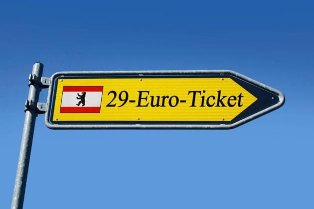 Wegweiser mit 29-Euro-Ticket für Berlin Wegweiser mit 29-Euro-Ticket für Berlin, 10.12.2022, Borkwalde, Brandenburg, In einem Wegweiser steht der Schriftzug 29-Euro-Ticket mit einer Flagge von Berlin. *** Signpost with 29 Euro Ticket for Berlin Signpost with 29 Euro Ticket for Berlin, 10 12 2022, Borkwalde, Brandenburg, In a signpost is the writing 29 Euro Ticket with a flag of Berlin