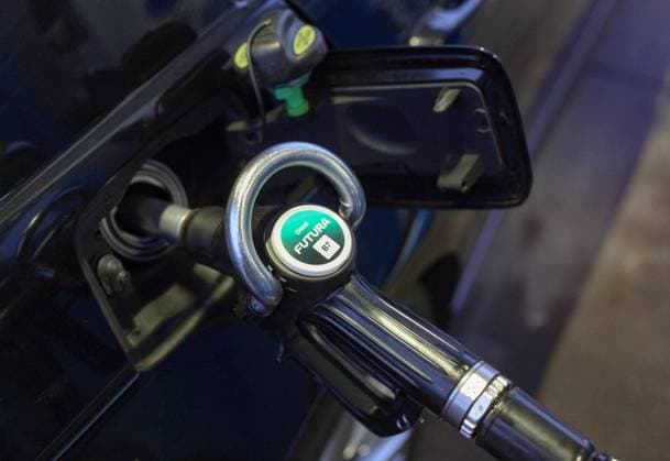 01.12.2022, Neue Futura-Kraftstoffe an einer Aral-Tankstelle in Düsseldorf. Zapfpistole mit Futura Diesel, der laut Herstellerangaben 25% weniger CO2 verursacht. 01.12.2022, Neue Futura-Kraftstoffe an einer Aral-Tankstelle in Düsseldorf 01.12.2022, Neue Futura-Kraftstoffe an einer Aral-Tankstelle in Düsseldorf *** 01 12 2022, New Futura fuels at an Aral service station in Düsseldorf Dispenser with Futura diesel, which according to the manufacturer produces 25 less CO2 01 12 2022, New Futura fuels at an Aral service station in Düsseldorf 01 12 2022, New Futura fuels at an Aral service station in Düsseldorf