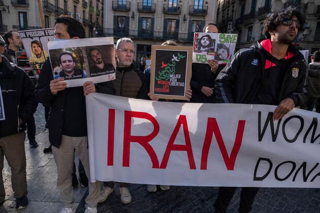 December 10, 2022, Barcelona, Catalonia, Spain: Demonstrators are seen in Plaza de Sant Jaume holding placards and a banner during the rally. Coinciding with Human Rights Day, hundreds of demonstrators have demonstrated in the center of Barcelona to protest against the repression of the Iranian regime and against the death sentences of those detained during the demonstrations. Barcelona Spain - ZUMAs197 20221210_zaa_s197_141 Copyright: xPacoxFreirex