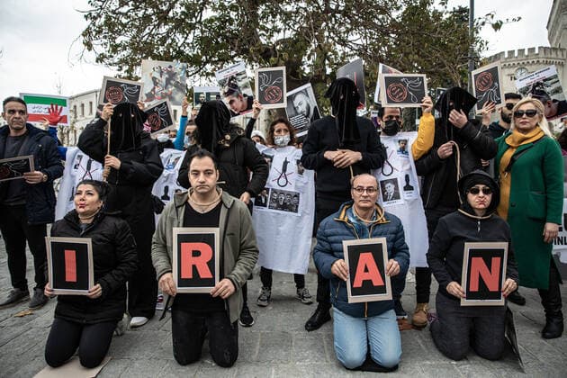News Bilder des Tages December 10, 2022, Istanbul, Turkey: Protesters performed an execution scene with ropes around their necks during the demonstration. Mahsa Amini s death has sparked weeks of violent protests across Iran and other countries. Mahsa fell into a coma and died after being arrested in Tehran by the morality police for allegedly violating the country s hijab rules. In the trials regarding the protests, 11 people have been sentenced to death so far. Istanbul Turkey - ZUMAs197 20221210_zaa_s197_158 Copyright: xOnurxDogmanx