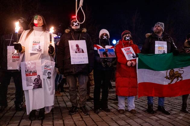 Oslo 20221210. Eksil-iranere markerer sin støtte for det iranske folk utanfor Grand Hotel. Oslo Norge xx *** Oslo 20221210 Iranians in exile mark their support for the Iranian people outside the Grand Hotel Oslo Norway xx,  Copyright: xJavadxParsax jCmIOfWLF6M
