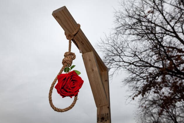 News Bilder des Tages March for Iran on International Human Rights Day in Washington, DC A rose adorns a gallows in memory of Mohsen Shekari at a rally against the Islamic regime in Iran, one of many worldwide on International Human RIghts Day. Demonstrators demanded justice for Shekari, a 23-year-old man executed by the Islamic regime December 8 for blocking a street and allegedly injuring a soldier during a protest. Demonstrations in Iran that began in response to the death of Mahsa Amini have morphed into a movement against the regime, and protesters continue to demand a secular, democratic Iran. Washington DC United States  Copyright: xAllisonxBaileyx originalFilename: bailey-marchfor221210_npehd.jpg