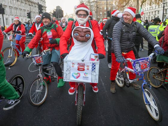 Bilder des Jahres 2022, News 12 Dezember News Bilder des Tages . 10 12 2022. London, United Kingdom. Santa Cruise 8 Charity Ride. Santa Cruise is a Charity Event with the main purpose of collecting as much for Evelina Children s Heart Organisation (E.C.H.O) as possible. So far BMX Life have raised over £120,000 for Evelina Children s Heart Organisation  xMartynxWheatleyx xi-Imagesx IIM-24008-0007