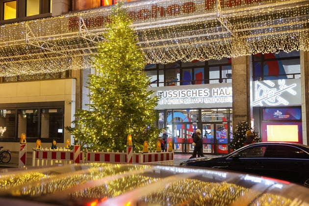Russisches Haus der Wissenschaft und Kultur, Friedrichstraße DEU, Deutschland, Berlin: Weihnachtlich geschmückt ist das Russische Haus der Wissenschaft und Kultur in der Friedrichstraße im Bezirk Mitte. Berlin Berlin Deutschland *** Russian House of Science and Culture, Friedrichstraße DEU, Germany, Berlin Christmas decorated is the Russian House of Science and Culture in Friedrichstraße in the district Mitte Berlin Berlin Germany