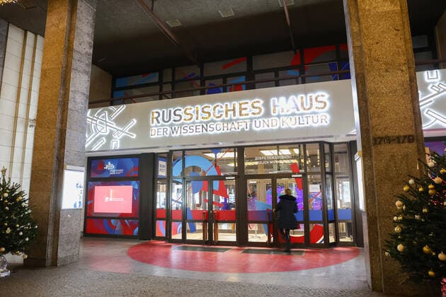 Russisches Haus der Wissenschaft und Kultur, Friedrichstraße DEU, Deutschland, Berlin: Weihnachtlich geschmückt ist das Russische Haus der Wissenschaft und Kultur (r) in der Friedrichstraße im Bezirk Mitte. Berlin Berlin Deutschland *** Russian House of Science and Culture, Friedrichstraße DEU, Germany, Berlin Christmas decorated is the Russian House of Science and Culture r in Friedrichstraße in the district Mitte Berlin Berlin Germany