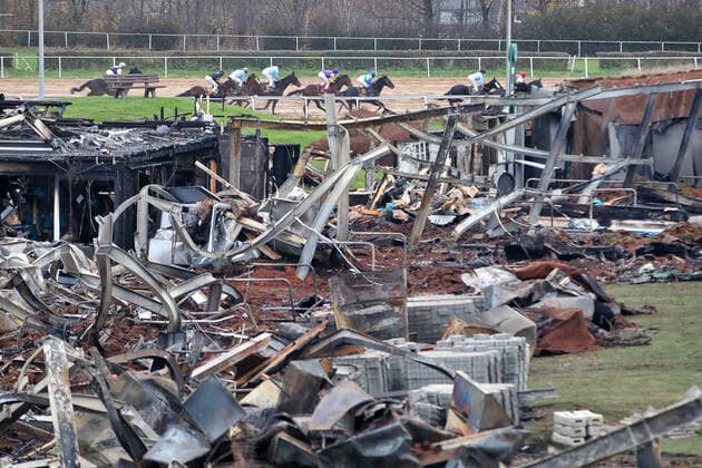 09.12.2022, Dortmund, Auf einem Golfplatz in Dortmund-Wambel wurde eine Abschlaganlage durch einen Brand in der Nacht auf Samstag (10. Dezember) fast vollständig zerstört. Brandstiftung ist nicht auszuschließen. Die Feuerwehr war bis zum Morgen im Einsatz. Die Golfanlage auf der Pferderennbahn in Wambel wurde stark zerstört. Pferderennen konnten dennoch am Sonntag auf der Galopprennbahn durchgeführt werden. Nordrhein-Westfalen Deutschland