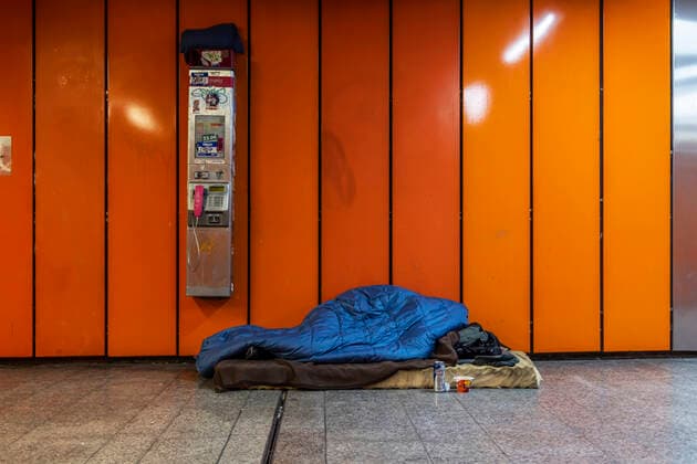Neue Armut in Deutschland. Obdachlose suchen Schutz im Hauptbahnhof Stuttgart. 11.12.2022: Deutschland, Baden-Württemberg, Stuttgart. *** New Poverty in Germany Homeless Seek Shelter in Stuttgart Main Station 11 12 2022 Germany, Baden Württemberg, Stuttgart