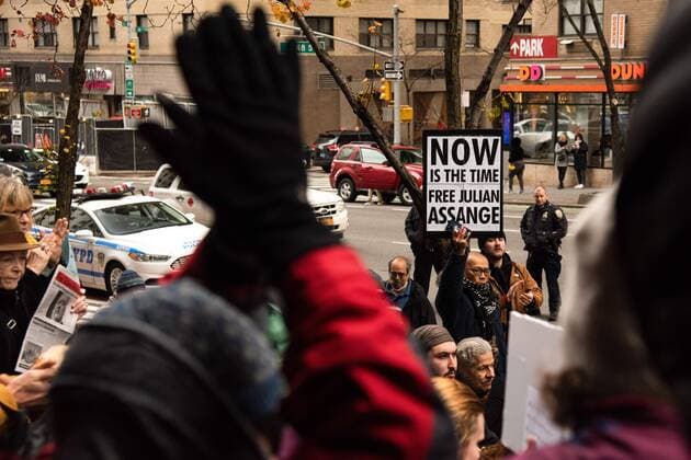 Bilder des Jahres 2022, News 12 Dezember December 10, 2022, New York City, New York, USA: An attendee holds up a sign in support of freeing imprisoned journalist, Julian Assange at a rally outside the British Consulate in NYC, Organizers and attendees are working to urge the British Government to not extradite him to the United States. New York City USA - ZUMAb230 20221210_znp_b230_003 Copyright: xLauraxBrettx