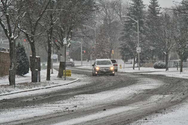 Light Snow Falls In The City Of Toronto Light snow falls in the city of Toronto, Ontario, Canada, on December 11, 2022. Toronto Canada  Copyright: xCreativexTouchxImagingxLtdx originalFilename: friedman-lightsno221211_npG9J.jpg