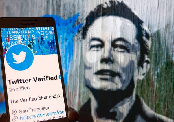 Twitter Verified Icon Illustration Twitter Verified icon seen on mobile screen with Elon Musk in the background illustration, in Brussels, Belgium, on December 11, 2022 (Photo illustration by Jonathan Raa NurPhoto) Brussels Belgium  Copyright: xJonathanxRaax originalFilename: raa-twitterv221211_nptwe.jpg