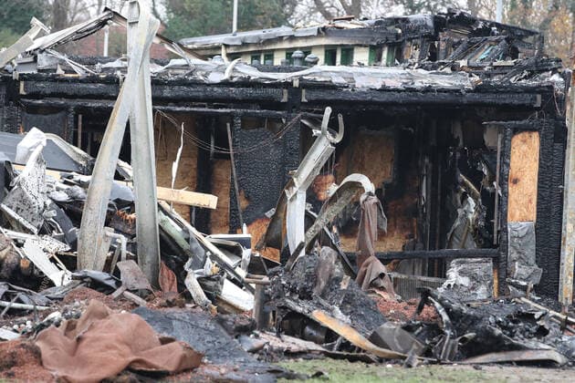 09.12.2022, Dortmund, Auf einem Golfplatz in Dortmund-Wambel wurde eine Abschlaganlage durch einen Brand in der Nacht auf Samstag (10. Dezember) fast vollständig zerstört. Brandstiftung ist nicht auszuschließen. Die Feuerwehr war bis zum Morgen im Einsatz. Die Golfanlage auf der Pferderennbahn in Wambel wurde stark zerstört. Nordrhein-Westfalen Deutschland