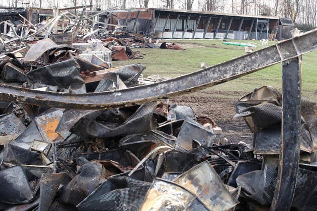 09.12.2022, Dortmund, Auf einem Golfplatz in Dortmund-Wambel wurde eine Abschlaganlage durch einen Brand in der Nacht auf Samstag (10. Dezember) fast vollständig zerstört. Brandstiftung ist nicht auszuschließen. Die Feuerwehr war bis zum Morgen im Einsatz. Die Golfanlage auf der Pferderennbahn in Wambel wurde stark zerstört. Nordrhein-Westfalen Deutschland