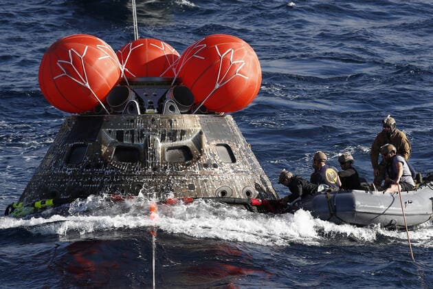 Bilder des Jahres 2022, News 12 Dezember News Themen der Woche KW49 News Bilder des Tages U.S. Navy divers attach winch cables to NASA s Orion capsule after being successfully secured off the coast of Baja California, Mexico, on Sunday, December 11, 2022. . The 26-day Artemis I mission took the Orion spacecraft to the moon and back to complete a historic flight. Pool  CALP2022121190 CAROLINExBREHMAN