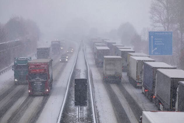 News Themen der Woche KW50 News Bilder des Tages Ein Wintereinbruch bis ins Tiefland führt weiterhin zu großen Problemen. Besonders heftig war Ostsachsen betroffen. Auf der A 4 zwischen Görlitz und Dresden gab es über 50 Kilometer Stau und stockender Verkehr. LKW sind an Steigungen hängen geblieben. Auch die Nebenstraßen sind überlastet. So auch an der Autobahnauffahrt Pulsnitz. Ein LKW kam der Steigung nicht hinauf, andere Verkehrsteilnehmer wendeten gleich ganz. Großes Problem sind nicht fertiggestellte Bauarbeiten. Bei dichtem Schneetreiben waren auf der Autobahnbrücke an der Abfahrt Pulsnitz kaum Arbeiter tätig. Die Walzen standen still Winterpause auf Grund der Schneefälle. Zwischen Pulsnitz und Bautzen herrscht bis zum Mittag noch dichtes Schneetreiben. Aktuell stockt