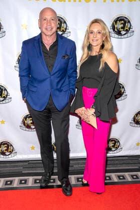 Kitt Wakeley mit Ehefrau bei der Verleihung der 7. Young Entertainer Awards im Universal Sheraton Hotel. Universal City, 11.12.2022