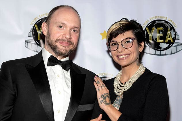 Jon Bailey mit Begleitung bei der Verleihung der 7. Young Entertainer Awards im Universal Sheraton Hotel. Universal City, 11.12.2022