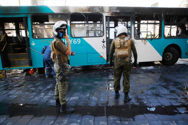 Bilder des Jahres 2022, News 12 Dezember News Bilder des Tages Santiago, 12 diciembre 2022. Un bus incendiado y lanzamiento de bombas molotov se registran en el Liceo de Aplicacion. Marcelo Hernandez Aton Chile, Santiago Chile Aton_664625 *** Santiago, December 12, 2022 A bus set on fire and Molotov cocktails thrown at Liceo de Aplicacion Marcelo Hernandez Aton Chile, Santiago Chile Aton Chile Aton 664625  Copyright: MARCELOxHERNANDEZ ATONxCHILE