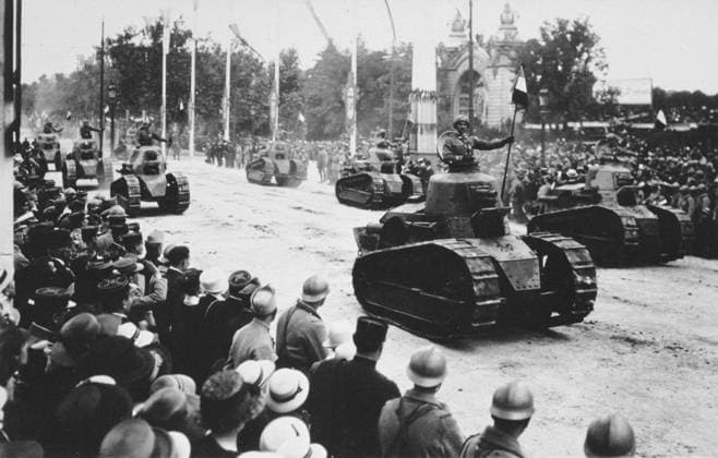 RECORD DATE NOT STATED Tanks in the great victory parade, Paris, France, 14 July 1919. Artist: Unknown Copyright:xArtxMedia HeritagexImagesx IMAGO ,1276222 ! ACHTUNG: AUFNAHMEDATUM GESCHÄTZT!  Copyright:ArtxMedia HeritagexImagesx IMAGO