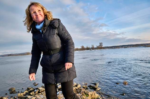 BM in Steffi Lemke besucht Nationalpark Unteres Odertal EUR, Deutschland, Brandenburg, Criewen, 12.12.2022: Bundesumweltministerin Steffi Lemke besichtigt das Flussökosystem Unteres Odertal. Die Salzeinleitung in die Oder führte zu einer massiven Vermehrung einer giftigen Brackwasseralge, die daraus resultierende Umweltweltkatastophe bedroht den gesamten Fischbestand auf mehrere Jahre. *** BM in Steffi Lemke visits Lower Oder Valley National Park EUR, Germany, Brandenburg, Criewen, 12 12 2022 Federal Environment Minister Steffi Lemke visits the Lower Oder Valley river ecosystem Salt discharge into the Oder River led to massive proliferation of a toxic brackish water algae, the resulting environmental catastrophe threatens the entire fis