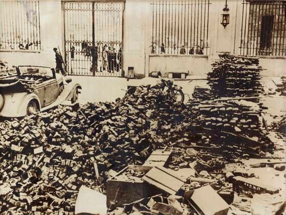 RECORD DATE NOT STATED Polish weapons taken by the Germans, Palace of Warsaw, Poland, World War II, 1944. Artist: Unknown Copyright:xKeystonexArchives HeritagexImagesx IMAGO ,2611854 ! ACHTUNG: AUFNAHMEDATUM GESCHÄTZT!  Copyright:KeystonexArchives HeritagexImagesx IMAGO