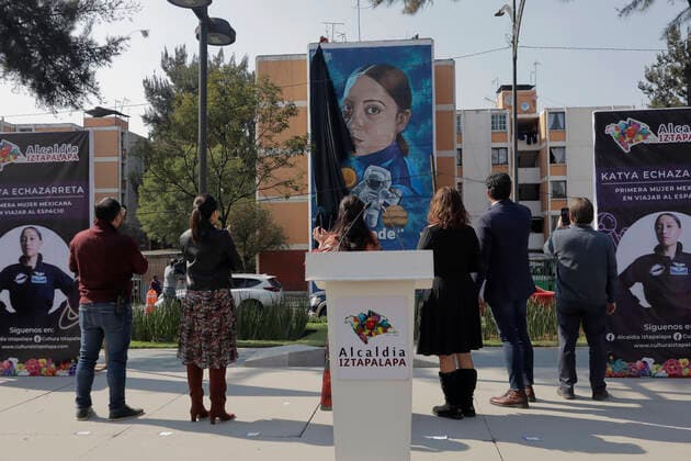 Unveiling Of A Mural Of Mexican Astronaut Katya Echazarreta In Mexico City Katya Echazarreta, the first Mexican woman to travel to space in June 2022 on the Blue Origin NS-21 mission aboard NASA s New Shepard spacecraft; Clara Brugada, mayor of Iztapalapa and family members, outside the Utopia Boat in Iztapalapa, Mexico City, during the presentation of a mural painted on the facade of a building. Mexico City Mexico City Mexico  Copyright: xGerardoxVieyrax originalFilename: vieyra-notitle221212_npneB.jpg