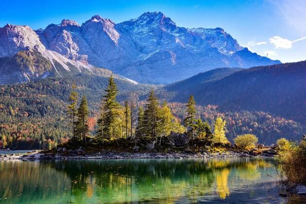 Creative Highlights World Insel im Eibsee bei Grainau, unterhalb der Zugspitze (2962 m) im Landkreis Garmisch-Partenkirchen, Bayern, Deutschland, Europa *** Island at Eibsee at Grainau, under the Zugspitze 2962 M at County Garmisch Partenkirchen, Bavaria, Germany, Europe Copyright: imageBROKER/alimdix/xReinholdxRatzer iblohh08858804.jpg
