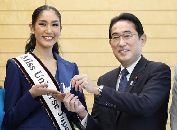 Bilder des Jahres 2022, Entertainment 12 Dezember Entertainment Themen der Woche KW50 Entertainment Bilder des Tages Miss Universe Japan meets PM Kishida Japanese Prime Minister Fumio Kishida presents a paper crane that he folded to Marybelen Sakamoto, who will represent Japan in the Miss Universe pageant, as they meet at the premier s office in Tokyo on Dec. 13, 2022. Sakamoto will wear a costume featuring a thousand paper cranes at the pageant to be held in January 2023.  A14AA0001374909P