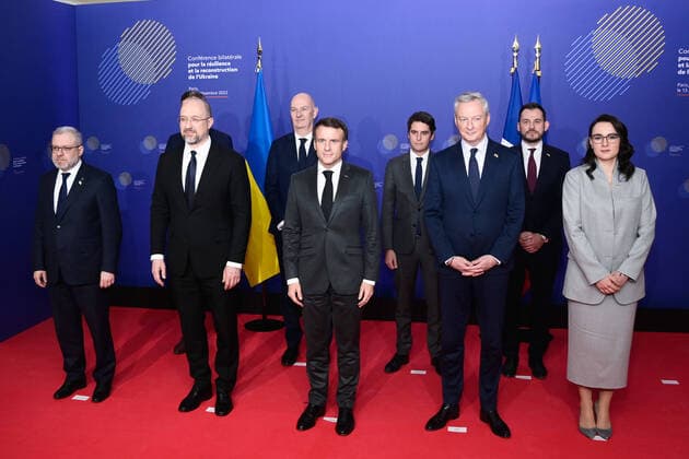 News Themen der Woche KW50 News Bilder des Tages Emmanuel Macron ( president de la Republique ) pendant la ConfÃ rence bilatÃ rale pour la rÃ silience et la reconstruction de l?Ukraine Denys Shmyhal ( premier ministre ukraine ) - Bruno Le Maire ( Ministre de l Economie , des Finances et de la Souverainete industrielle et numerique ) - Gabriel Attal ( Ministre delegue aupres du ministre de l Economie , des Finances et de la Souverainete industrielle et numerique charge des Comptes publics ) - German Galushchenko - Deny Bashlyk - Roland Lescure - Oleksands Gryban - Yulia Svyrydenko - Mykola Tochitskiy - NEWS : Conference bilaterale pour la resilience et la reconstruction de l Ukraine - Paris - 13 10 2022 FedericoPestellini Panoramic 