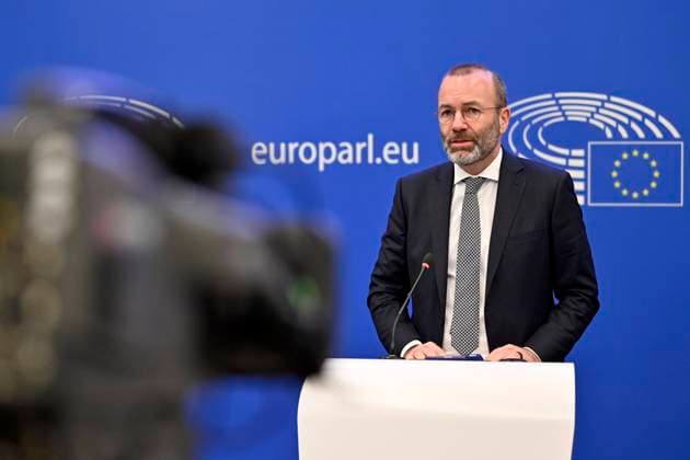News Bilder des Tages Politiker Manfred Weber (CSU), Vorsitzender der Fraktion der Europäischen Volkspartei (EVP) bei einem Pressebriefing im Europäischen Parlament. Straßburg, 13.12.2022 Alsace-Champagne-Ardenne-Lorrain Frankreich *** Politician Manfred Weber CSU , Chairman of the Group of the European Peoples Party EPP at a press briefing in the European Parliament Strasbourg, 13 12 2022 Alsace Champagne Ardenne Lorrain France Copyright: xDwixAnoraganingrumx