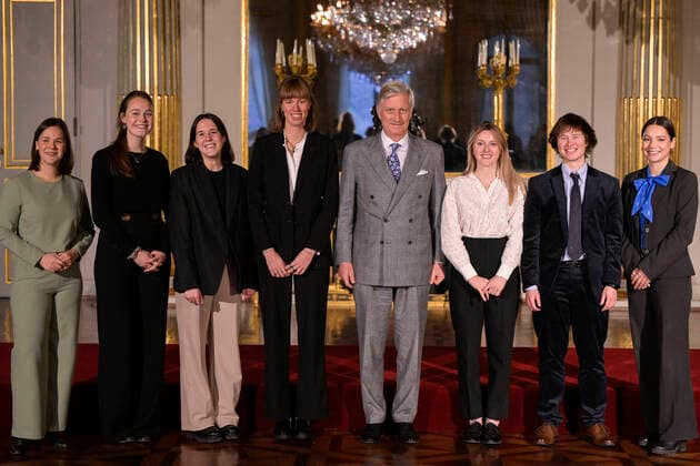 Entertainment Themen der Woche KW50 Entertainment Bilder des Tages King Philippe - Filip of Belgium poses for the photographer with the winners during the award ceremony of the 2022 edition of the Belgodyssee prize for young journalists, at the Royal Palace in Brussels, Tuesday 13 December 2022. The contest is an initiative of the Prince Philippe Fund, the VRT and the RTBF, in collaboration with Metro and L Avenir, and with the support of the Chancellery of the Prime Minister and Brussels Airlines.  LAURIExDIEFFEMBACQ 55996763